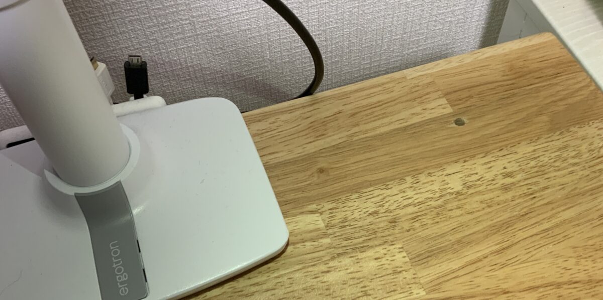 天板に下穴を貫通させた場所