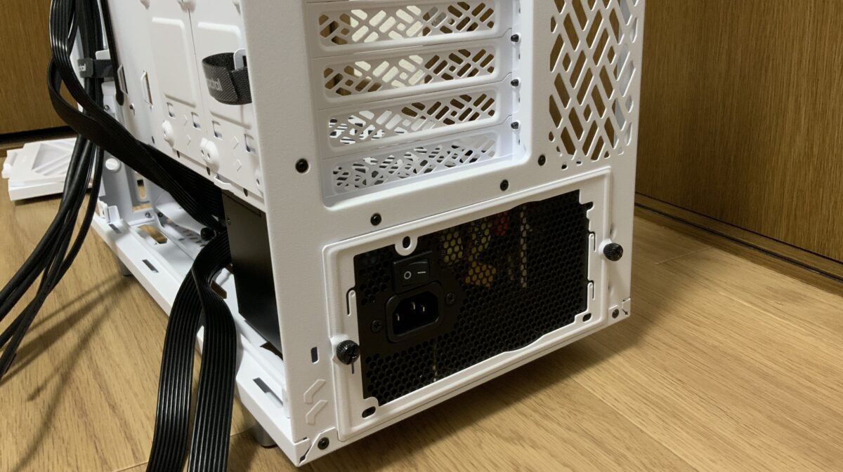 Fractal Design Define 7 Compactの電源取り付け 3