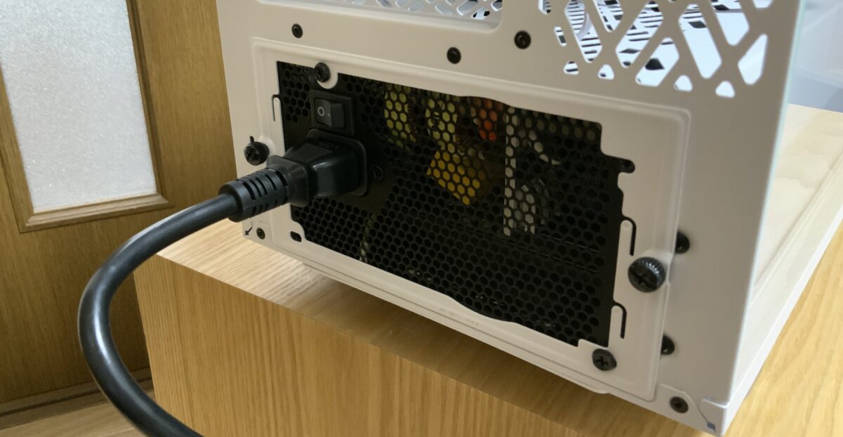 自作PCに電源を取り付ける