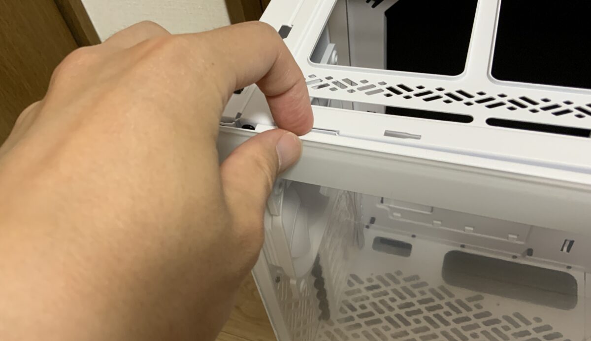 Fractal Design Define 7 Compactのサイドパネルを取り外す