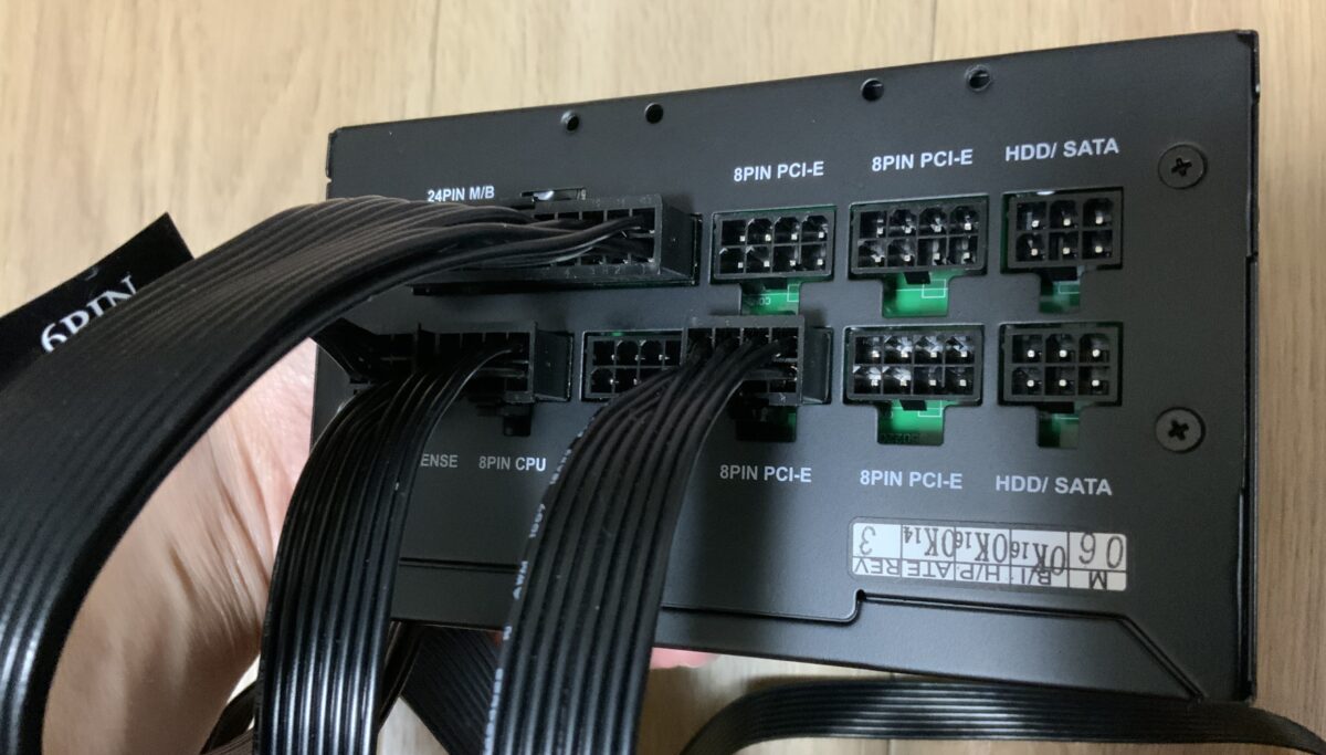 玄人志向の電源ケーブルを接続