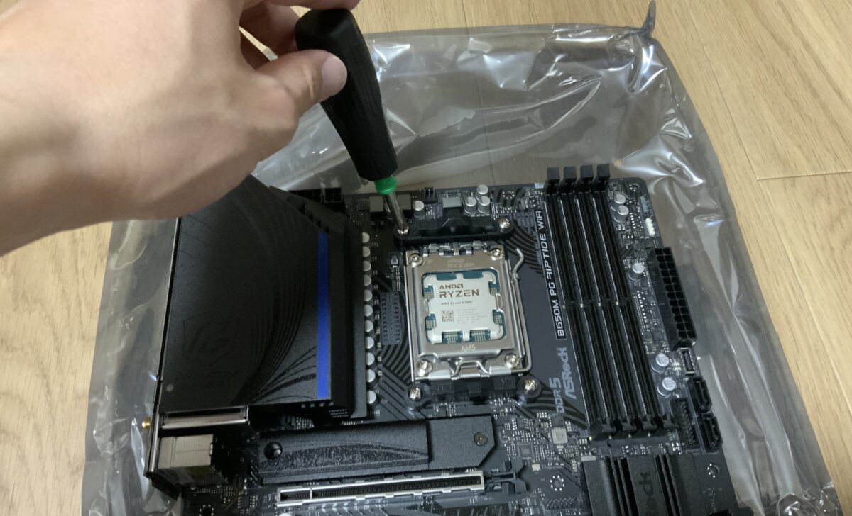CPUクーラーの取り付け 1