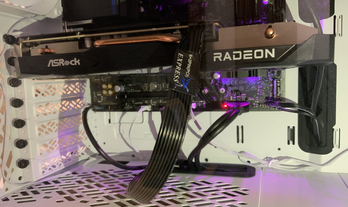 マザーボードの赤色のLEDランプ