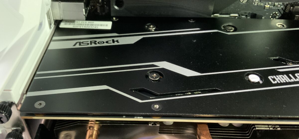 マザーボードにグラフィックボードをはめる