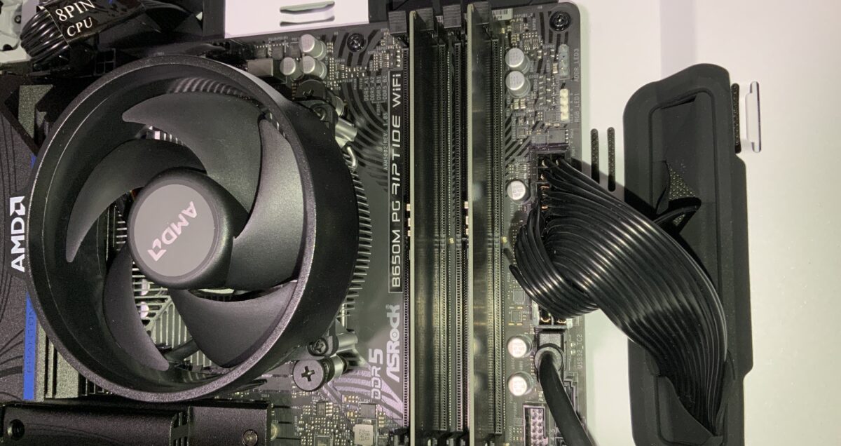 マザーボードにメモリをはめる