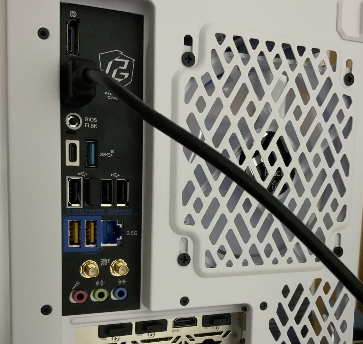 マザーボードにHDMIケーブルを接続