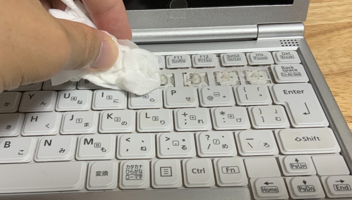 キーボードを綿棒で拭く