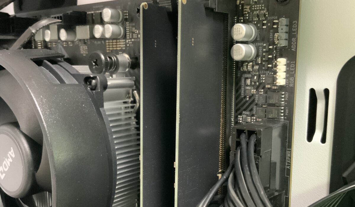 マザーボードにメモリのはめ方が甘い